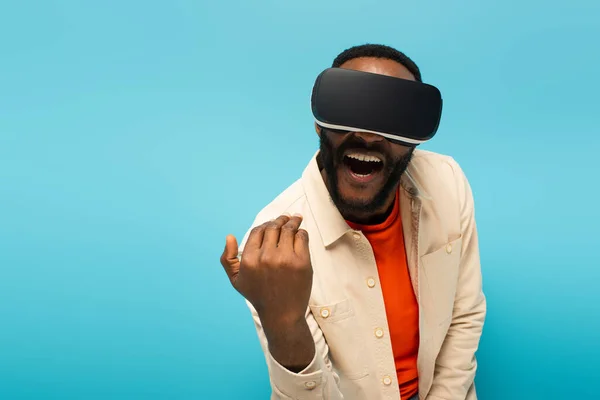 Excited African American Man Headset Showing Come Here Gesture Isolated — Stock Photo, Image