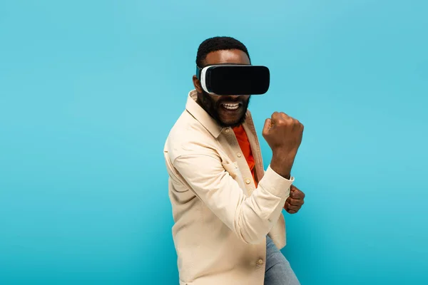 Arg Afrikansk Amerikansk Man Visar Knutna Nävar Medan Spel Headset — Stockfoto