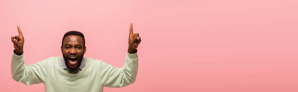 분홍색 깃발을 손가락으로 가리키는 벌리고 아프리카계 남자의 흥분된 — 스톡 사진