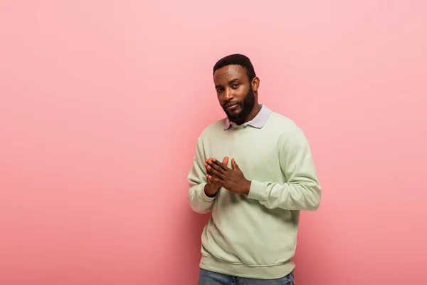 Joven Afroamericano Hombre Mirando Cámara Mientras Pie Sobre Rosa Fondo — Foto de Stock