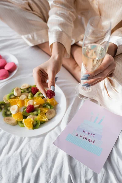Vista Cortada Cartão Aniversário Perto Mulher Com Champanhe Salada Frutas — Fotografia de Stock
