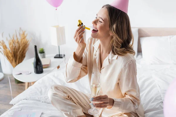 Glada Kvinna Med Champagne Håller Party Horn Sängen — Stockfoto