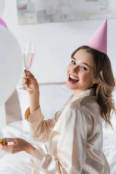 Mulher Positiva Segurando Copo Champanhe Enquanto Celebra Aniversário Casa — Fotografia de Stock