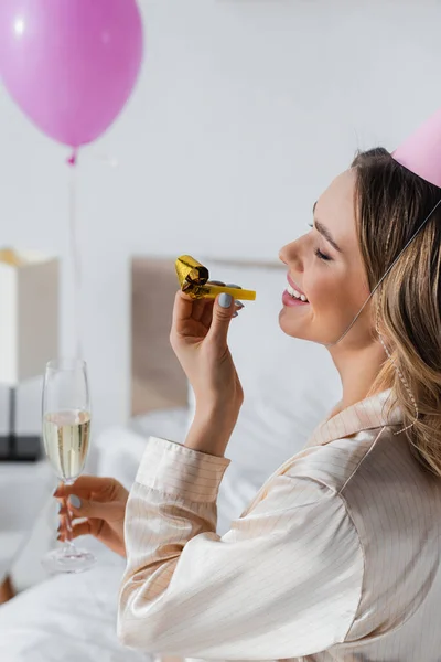 Sidovy Över Kvinna Party Cap Hålla Horn Och Champagne Sovrummet — Stockfoto