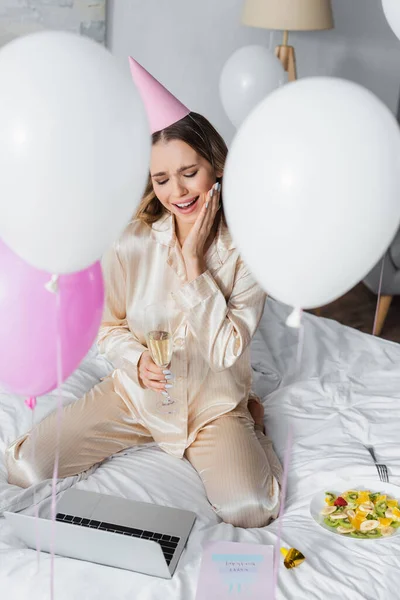 Vrouw Met Champagne Met Videogesprek Laptop Buurt Van Wenskaart Ballonnen — Stockfoto