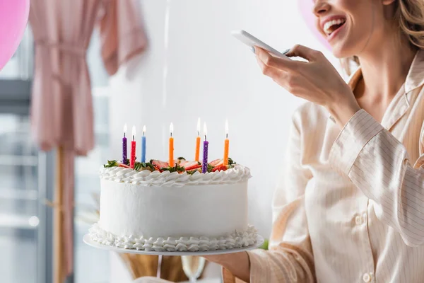 誕生日ケーキの写真を撮る女性の作物のビュー — ストック写真