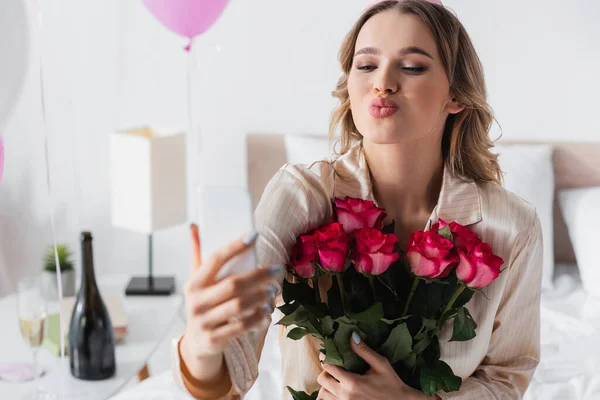 Woman Roses Taking Selfie Smartphone Pouting Lips Home — Stock Photo, Image