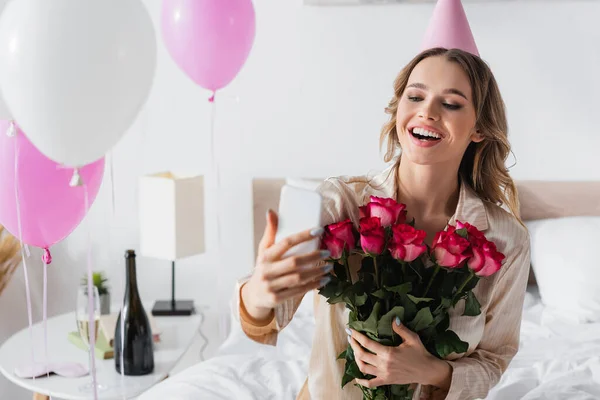Χαμογελαστή Γυναίκα Που Παίρνει Selfie Στο Smartphone Και Κρατώντας Τριαντάφυλλα — Φωτογραφία Αρχείου