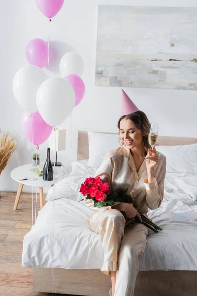 Leende Kvinna Pyjamas Med Champagne Och Rosor Sängen — Stockfoto