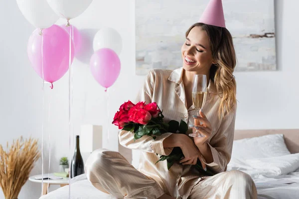 Giovane Donna Con Champagne Guardando Rose Vicino Palloncini Camera Letto — Foto Stock