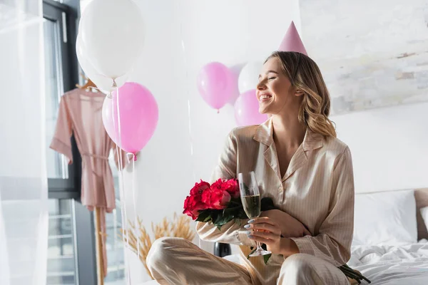 Mujer Sonriente Sosteniendo Ramo Champán Durante Fiesta Cumpleaños Casa — Foto de Stock