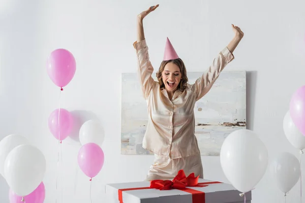 Donna Positiva Pigiama Piedi Vicino Enorme Presente Palloncini Casa — Foto Stock