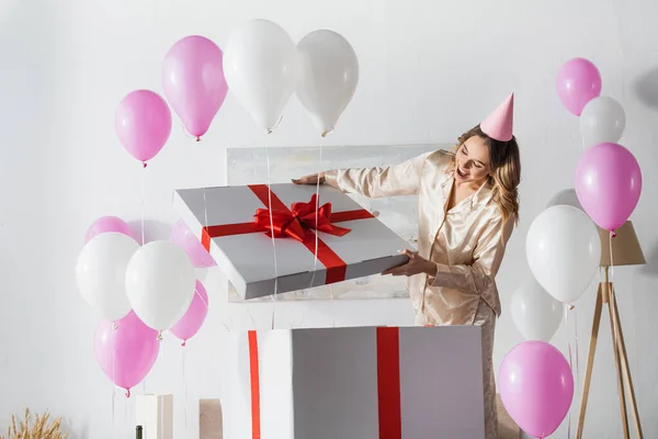 Mujer Asombrada Abriendo Una Gran Caja Regalo Durante Fiesta Cumpleaños — Foto de Stock