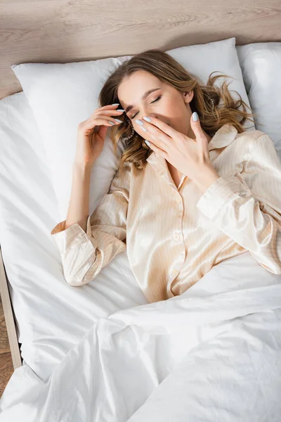 Top View Woman Yawning White Bedding — Stock Photo, Image