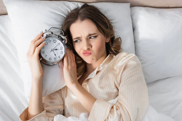 Visão Superior Mulher Chateada Olhando Para Despertador Cama — Fotografia de Stock