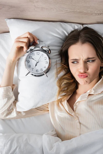 Visão Superior Mulher Triste Segurando Despertador Cama — Fotografia de Stock