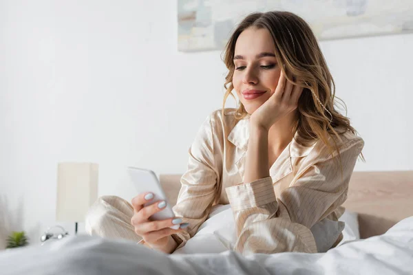 Ung Kvinna Pyjamas Med Smartphone Sängen — Stockfoto