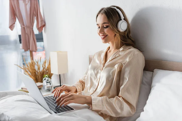 Freelancer Sonriente Auriculares Con Portátil Dormitorio — Foto de Stock