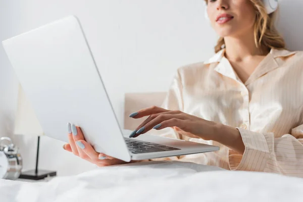 Cropped View Blurred Woman Headphones Using Laptop Bed — Stock Photo, Image