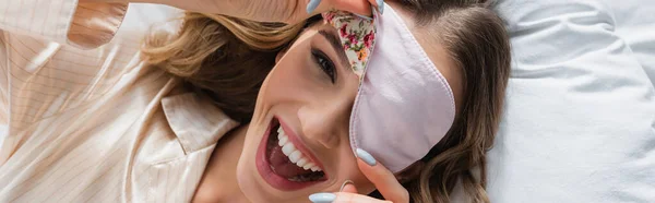 Visão Superior Mulher Positiva Máscara Dormir Olhando Para Câmera Cama — Fotografia de Stock