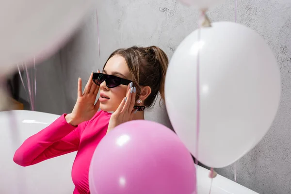Jonge Vrouw Zonnebril Zit Bad Buurt Wazig Ballonnen Voorgrond — Stockfoto