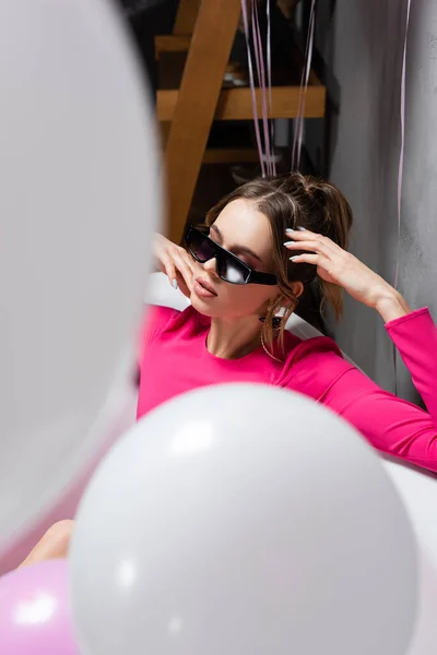 Mujer Joven Gafas Sol Sentada Bañera Cerca Globos Primer Plano — Foto de Stock