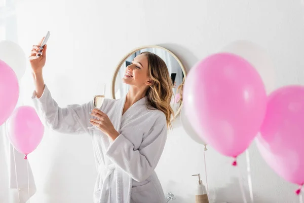 Donna Sorridente Con Champagne Che Prende Selfie Vicino Palloncini Festivi — Foto Stock