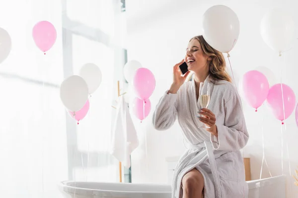 Glimlachende Vrouw Badjas Praten Smartphone Het Houden Van Champagne Badkamer — Stockfoto