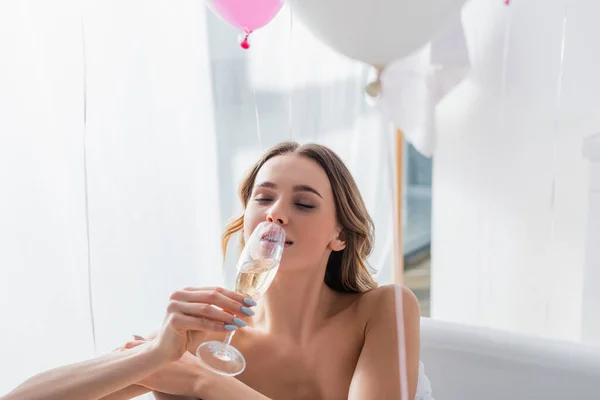 Mujer Bebiendo Champán Mientras Baña Cerca Globos Casa — Foto de Stock