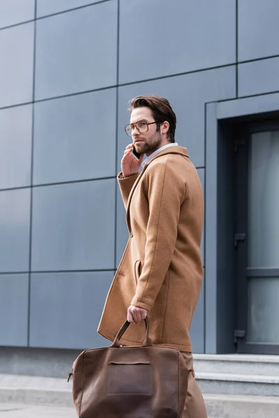 Joven Gafas Abrigo Hablando Teléfono Celular Cerca Construcción — Foto de Stock