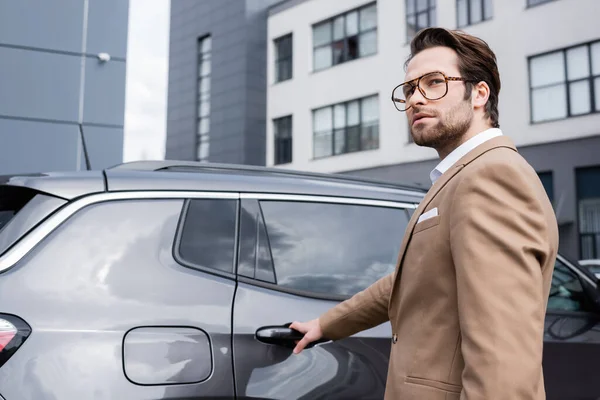 Giovane Uomo Affari Abito Beige Che Raggiunge Porta Dell Auto — Foto Stock