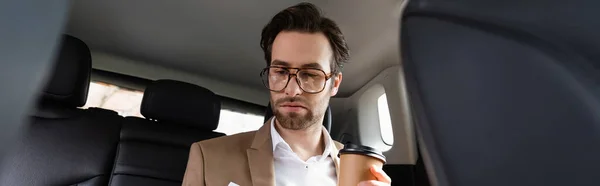 Man Suit Glasses Holding Paper Cup Car Banner — Stock Photo, Image