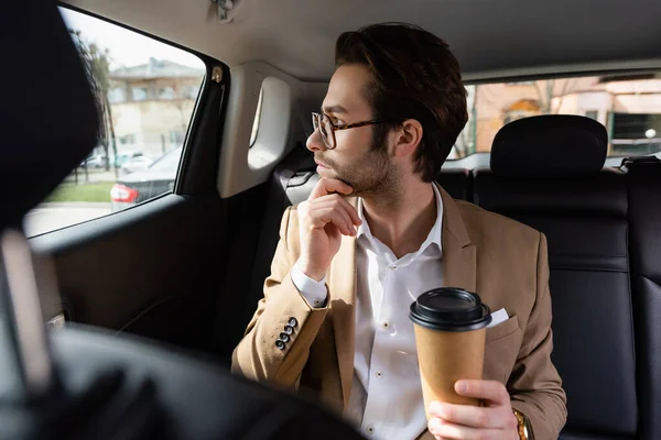 Nachdenklicher Mann Anzug Und Brille Mit Pappbecher Autofenster — Stockfoto