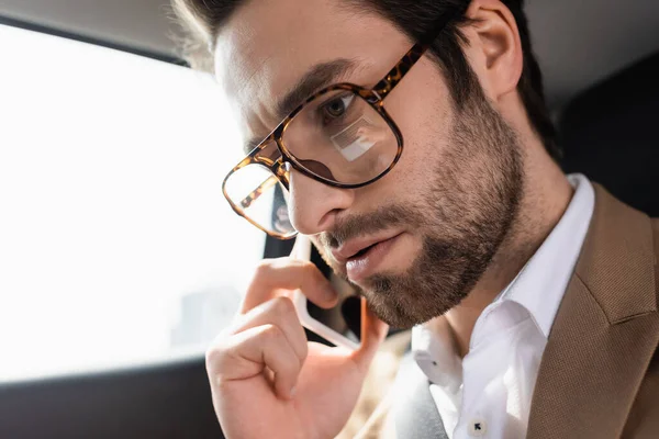 Close Bearded Man Talking Smartphone Car — Stock Photo, Image