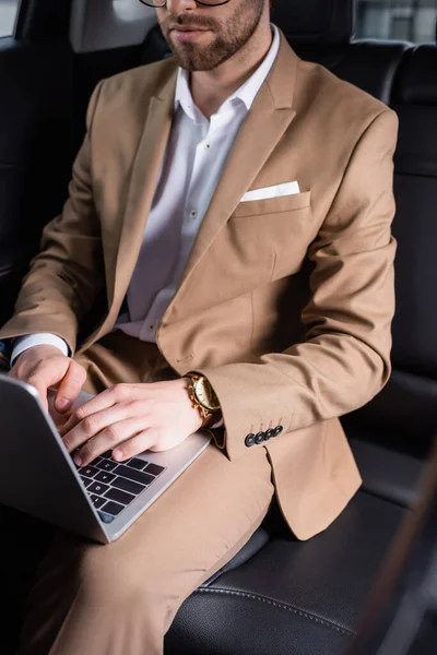 Cropped View Businessman Typing Laptop Car — Φωτογραφία Αρχείου