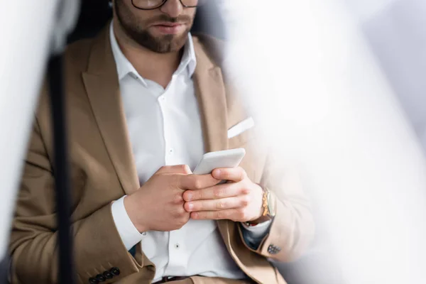 Ausgeschnittene Ansicht Eines Bärtigen Mannes Der Auto Mit Dem Smartphone — Stockfoto