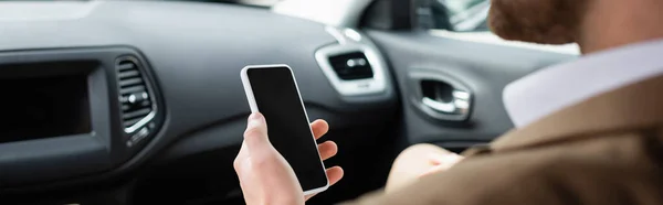 Cropped View Blurred Man Holding Smartphone Blank Screen Car Banner — Stock Photo, Image