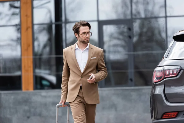 Man Beige Suit Glasses Walking Car Suitcase — Stock fotografie