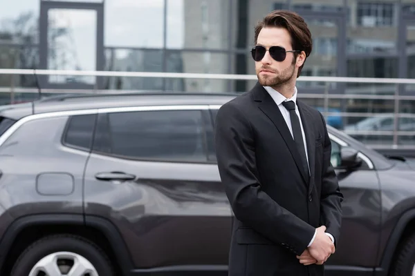 Businessman Suit Sunglasses Standing Modern Car — Φωτογραφία Αρχείου