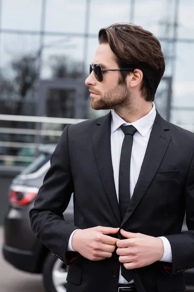 Vista Lateral Salvaguardia Barbuda Traje Gafas Sol Cerca Coche Moderno —  Fotos de Stock