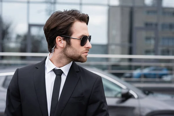 Side View Bearded Bodyguard Suit Sunglasses Security Earpiece Modern Car — Stok fotoğraf