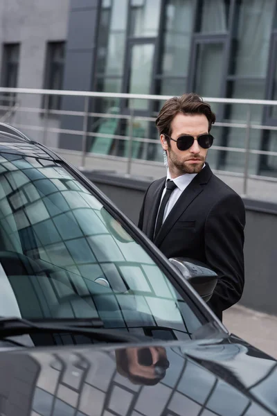 Bearded Bodyguard Suit Sunglasses Security Earpiece Modern Auto — Φωτογραφία Αρχείου