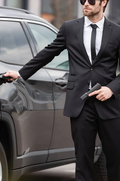 Cropped View Safeguard Suit Sunglasses Holding Gun Blurred Modern Auto — Stockfoto