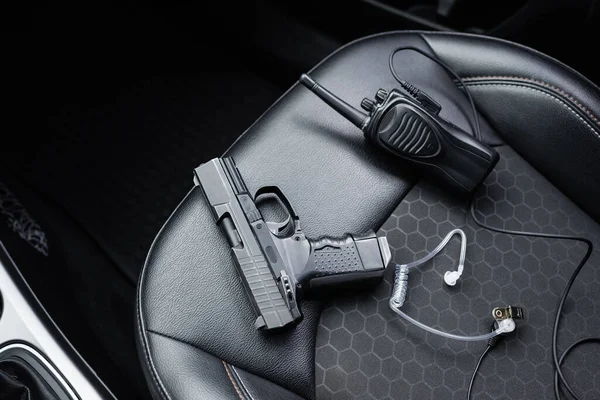Vista Superior Del Walkie Talkie Pistola Negra Auricular Seguridad Asiento —  Fotos de Stock