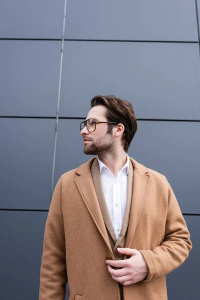 Hombre Negocios Barbudo Gafas Abrigo Beige Pie Cerca Del Edificio — Foto de Stock