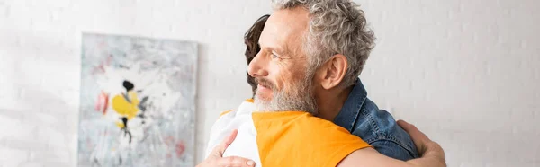 Hombre Mediana Edad Abrazando Hijo Casa Estandarte — Foto de Stock