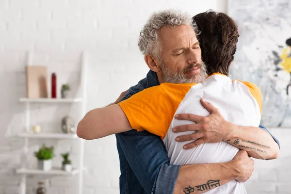 Uomo Maturo Con Gli Occhi Chiusi Abbracciando Figlio — Foto Stock