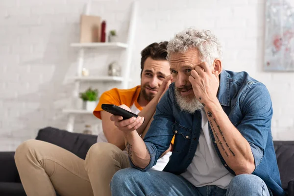 Besorgter Mann Und Verschwommener Sohn Hause Vor Dem Fernseher — Stockfoto