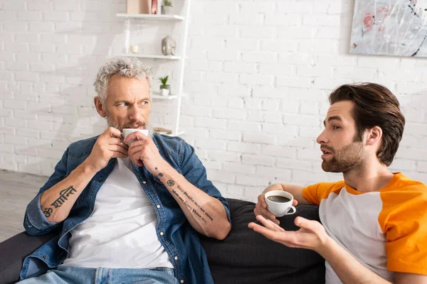 Muž Mluví Blízko Otce Pije Kávu Doma — Stock fotografie