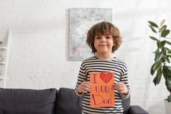 Sonriente Niño Sosteniendo Tarjeta Regalo Con Quiero Papá Letras — Foto de Stock